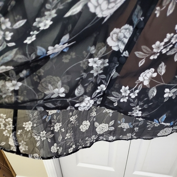 Torrid Semi-Sheer Floral Hi-Lo Tunic - Picture 5 of 13